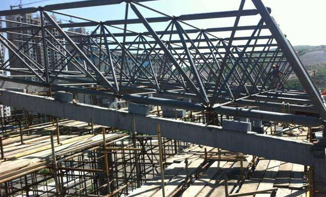 诸城简述网架公司的黑色压型钢板的吊装步履